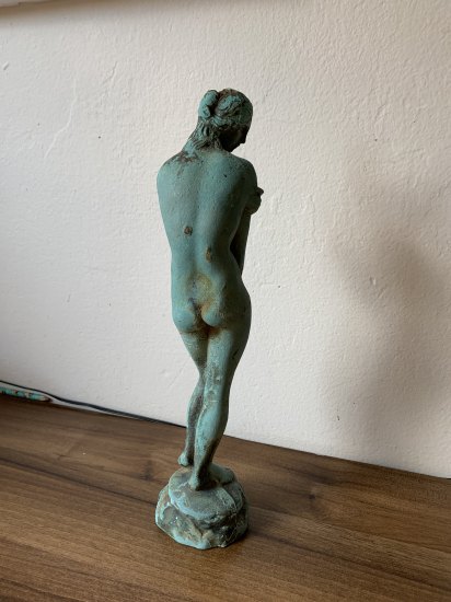 Bronzová soška nahé ženy