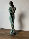 Bronzová soška nahé ženy