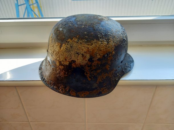 Německá helma M42 z vody.