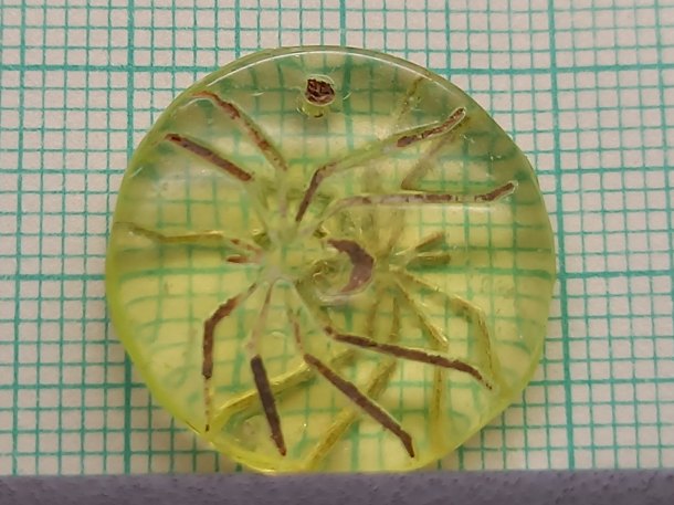 Přívěšek s pavoukem z uranového skla.