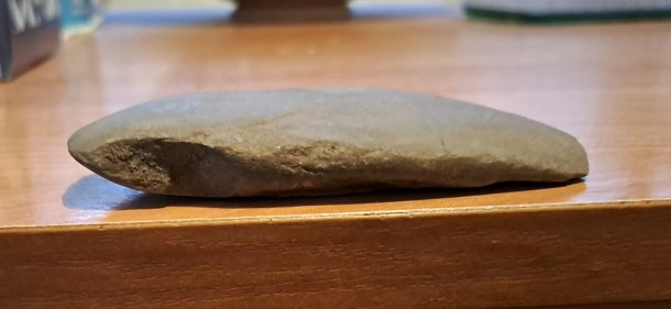 Broušená sekérečka z doby kamenné
