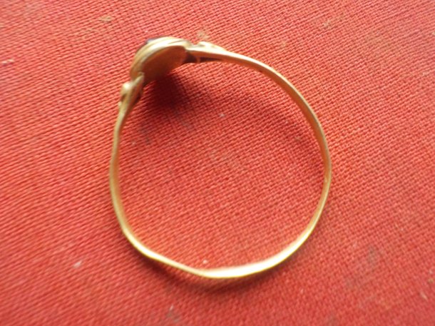 Zlatý prsten s kamenem