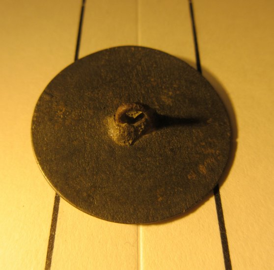 Arzenbronzový zdobený štítový knoflík