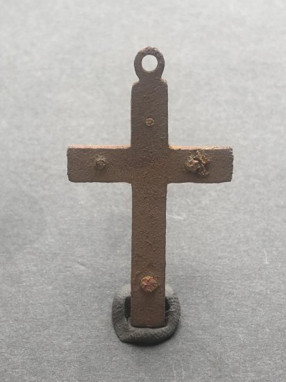 Křížek vykládaný dřevem.