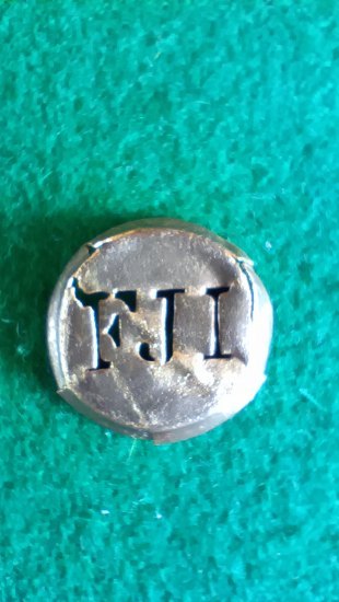 Čepicový odznak FJ1