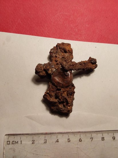 Železný fragment s bronzovou puklicovou ozdobou