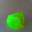 Hrouda uranového skla o hmotnosti 866 g.
