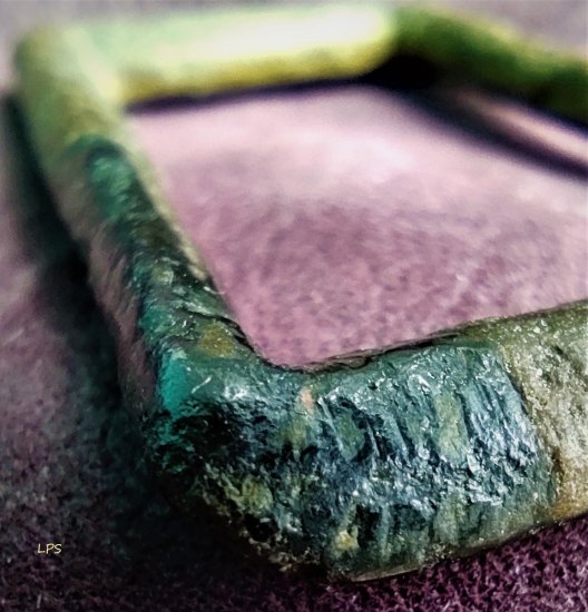 Nádherná bronzová středověká přezka s kompletně zachovalou krustou z lesního prostředí
