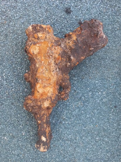 Zkamenělina se strhanými rysy Lugera P08.