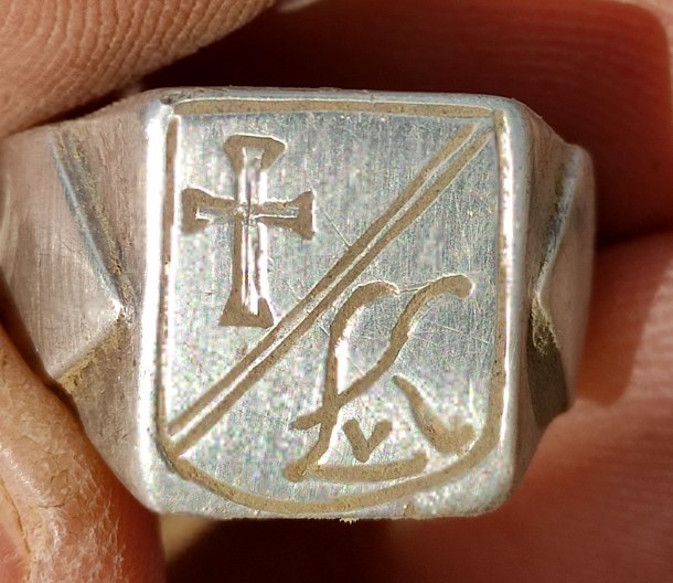 Stříbrný prsten s křížem a monogramem