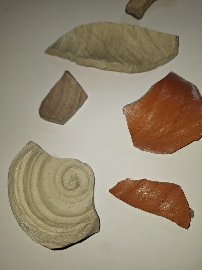 Polní depot fragmentů pohárů,nádob a různé keramiky. Středověk