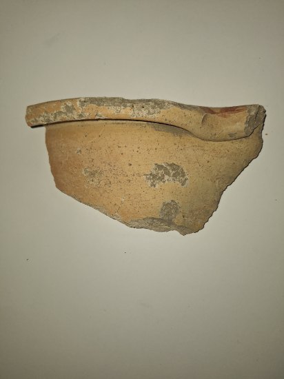 Polní depot fragmentů pohárů,nádob a různé keramiky. Středověk