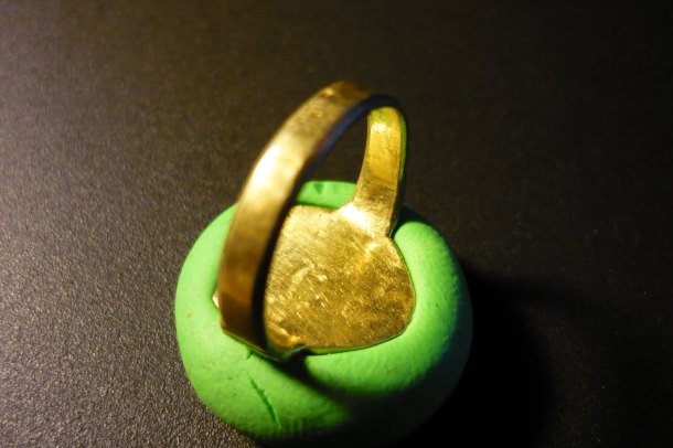 Otisk pečetního zlatého prstenu