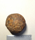 Dělová koule , průměr 7 cm, 1,336 kg.
