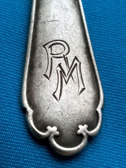 Stříbrná lžička s monogramem
