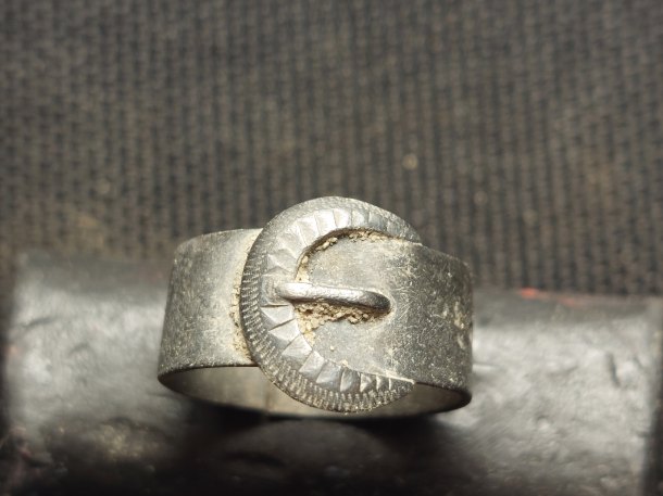 Stříbrný prsten z rybníka