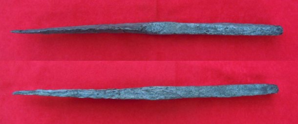 Středověké krojidlo ze souboru s listovitou radlicí