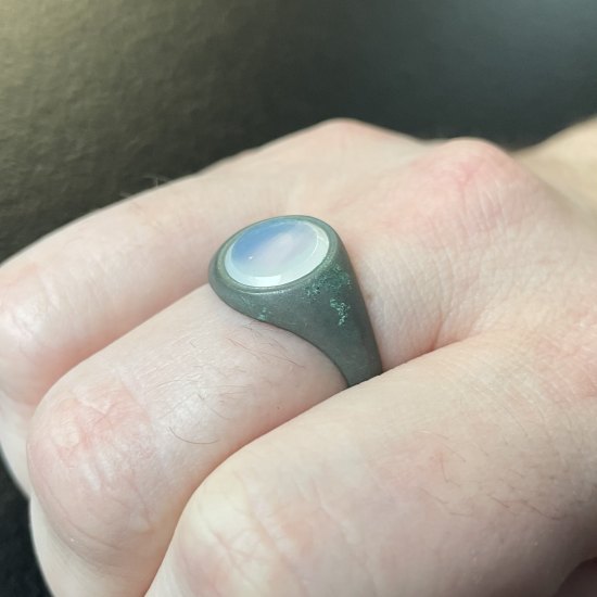 Bronzový prsten s kamínkem?