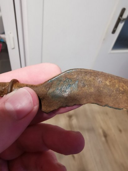 Bronzový nůž se zdobenou čepelí