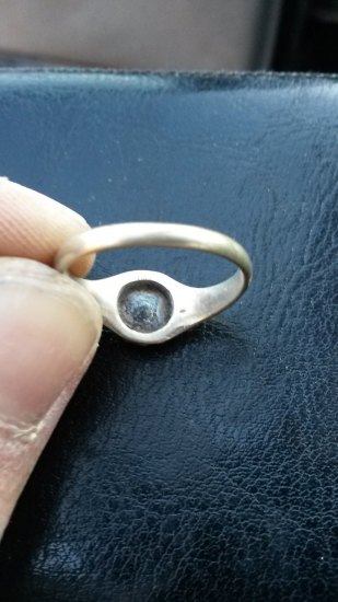 Prsten s kamenem