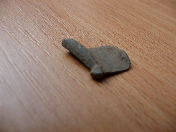 Fragment bronzové spony římského tipu