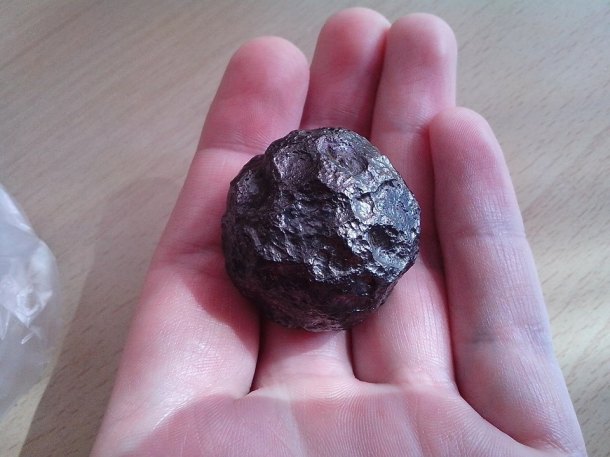 Ještě jednou kovová koule (meteorit?)