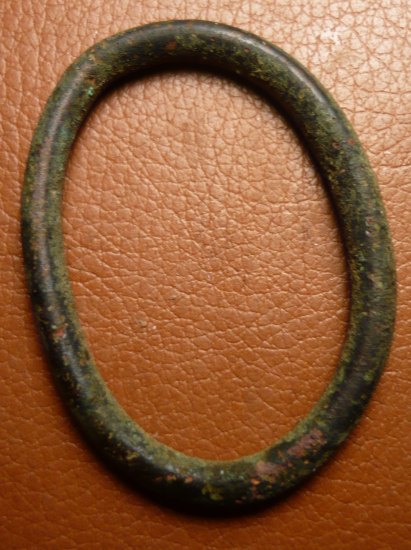 Bronzový oválný kroužek