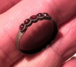 Stříbrný prsten s granáty