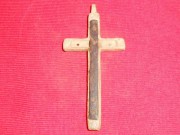 Křížek vykládaný dřevem