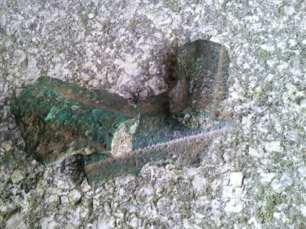Fragmenty bronzového meče