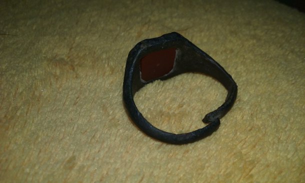 Prsten s cervenym sklickem pomozte pri urceni  dekuji