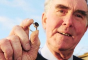 Po 25 letech našel detektorem kovu ztracený rodinný prsten