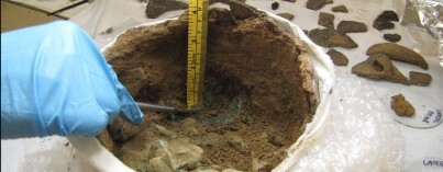 Nález vzácné sbírky předmětů z doby bronzové hledači s detektory kovů