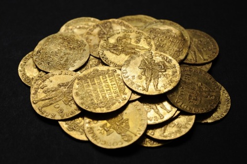 Zlaté mince nalezené detektorem kovů