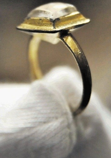 Prsten nalezený detektorem kovů