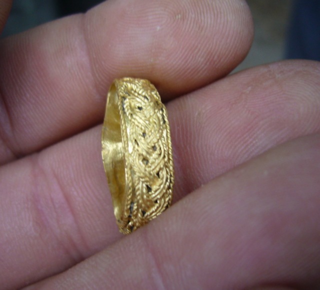 Prsten 10. století nalezený detektorem kovů