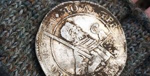 Tři detektoristé objevili v Dánsku vzácný stříbrný poklad ze 17. století
