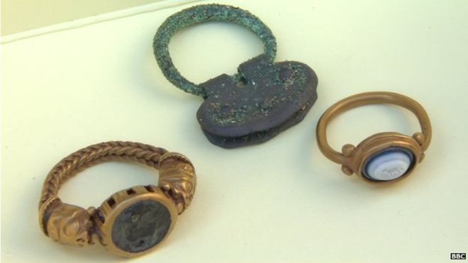Amatérský detektorista přepsal historii, když na pláži v Irsku našel římský poklad
