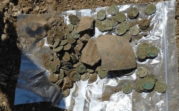 Téměř 2 000 let staré římské mince našli přímo v areálu základní školy