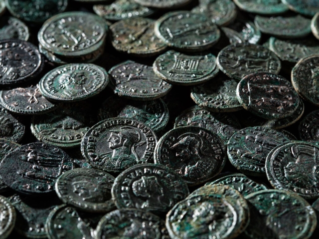 Pěstitel ovoce a zeleniny nalezl v krtinci poklad římských mincí ze 3. století!