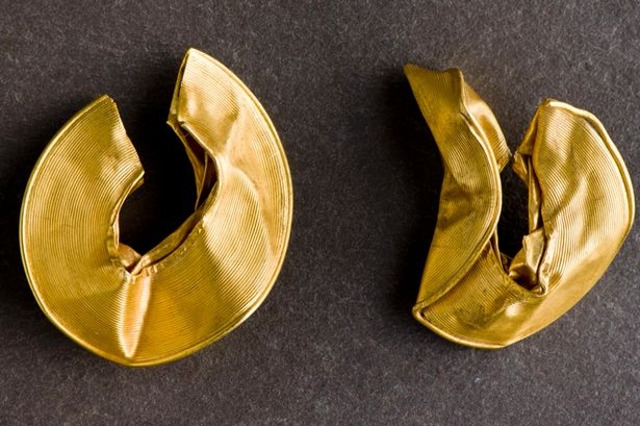 Detektorem kovů našel 3 000 let starý zlatý kroužek, odevzdal muzeu a za 9 měsíců našel druhý do pár