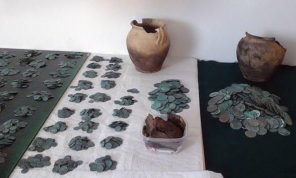 Lesník našel šest tisíc mincí. Včetně pražských grošů