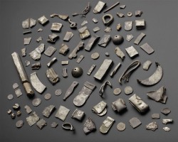 183 let od nálezu tří římských šperků byl na místě dohledán celý poklad