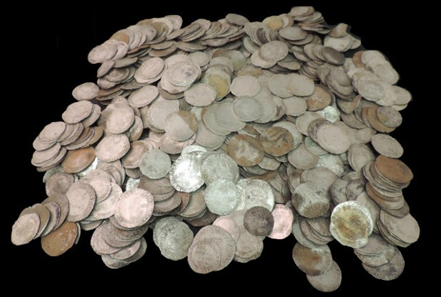 Mince nalezené detektorem kovů v UK