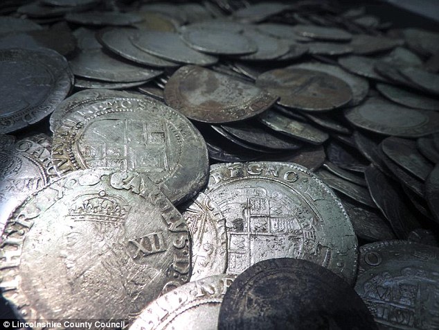 Mince nalezené detektorrem kovů v UK