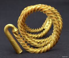 Zlatý keltský šperk obřích rozměrů našel detektorem kovů