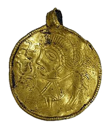 Bratři s otcem našli unikátní zlatý Ódinův brakteát z Germánské doby železné