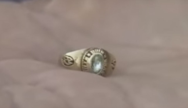 Detektorem kovů našla zlatý prsten, majitele hledala přes média