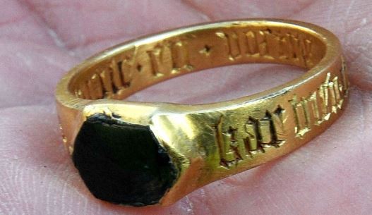 Detektorem kovu našel rytířský prsten, může dostat až 10 tisíc liber