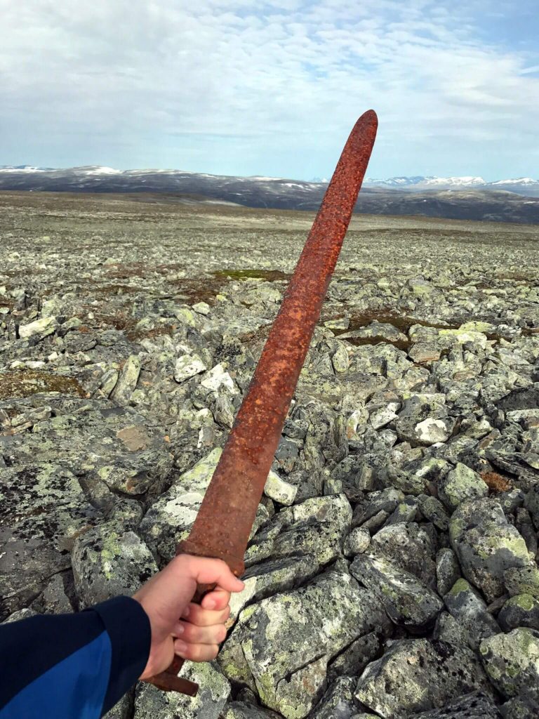 Vikinský meč ležel 1 200 let na povrchu, je v dokonalém stavu